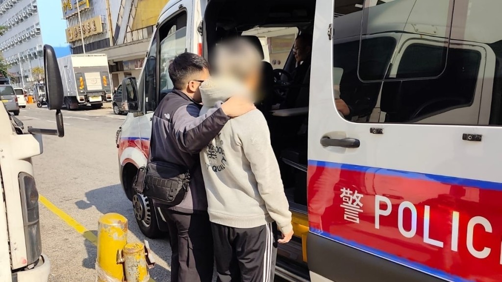 沙田好運中心排隊柱遭人扔落街 警查天眼拘23歲男。警方圖片