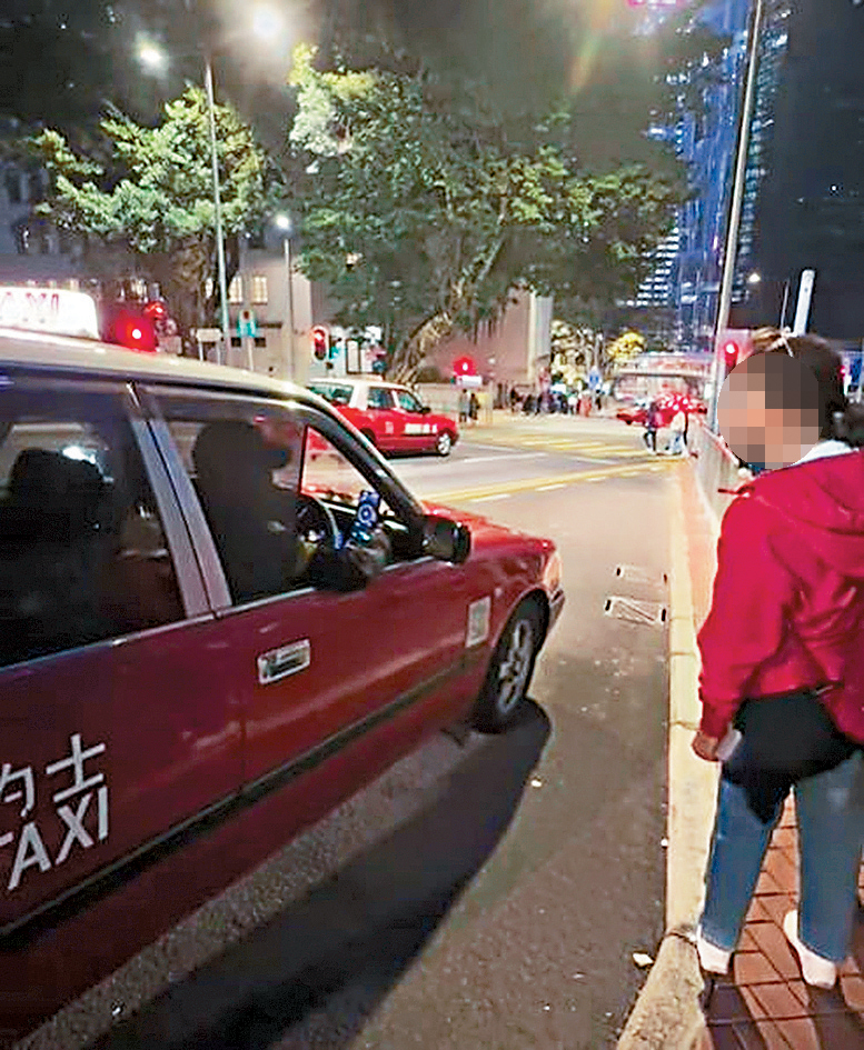 「黑的」司機向內地旅客開價480元，比正常車費貴約5倍，女遊客聞言憤然離去。