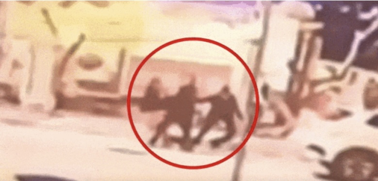 疑犯當街將受害人林某拖上車帶走。 泰國星暹公眾號