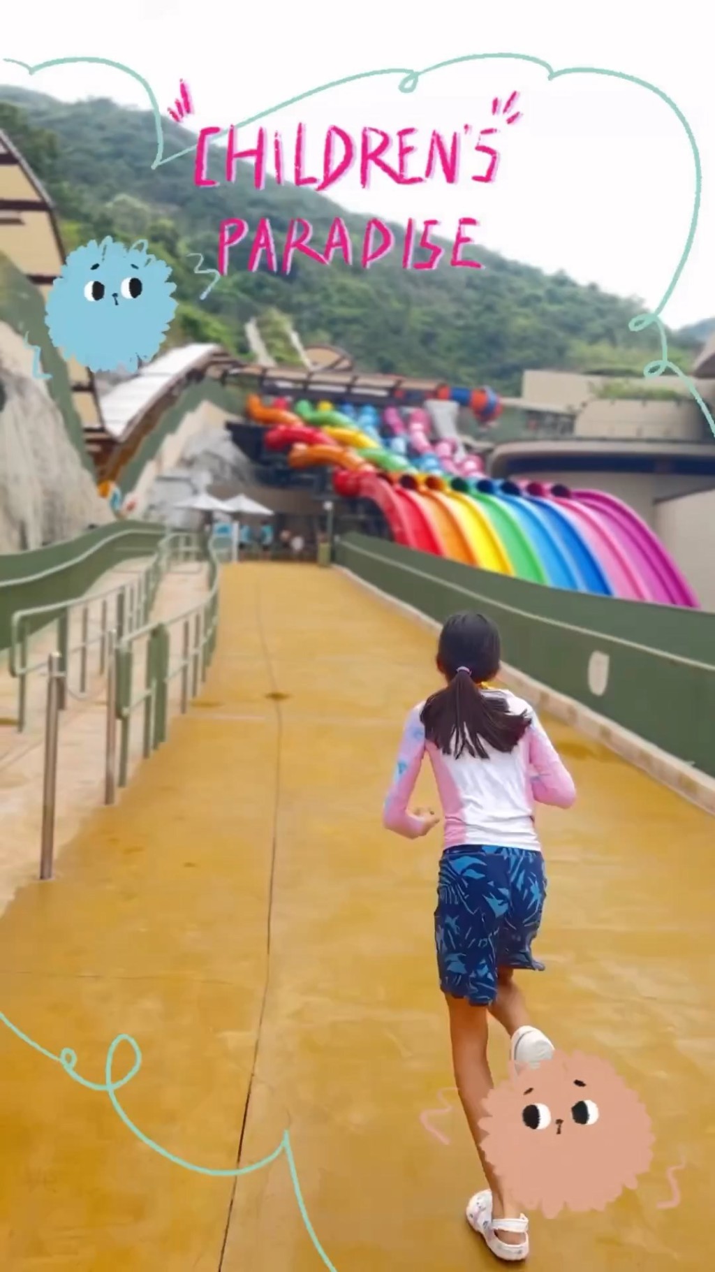 去年梁咏琪带Sofia去水上乐园玩。
