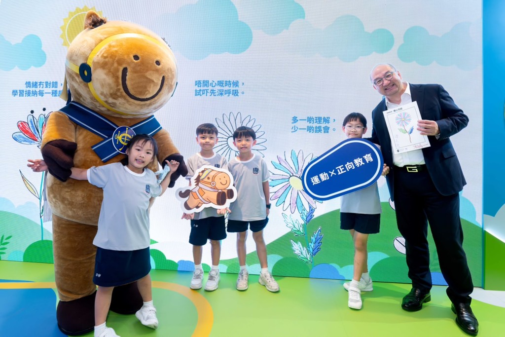 香港賽馬會公司事務執行總監譚志源到訪香港書展,參觀馬會展區,並與小學生互動交流。 香港賽馬會公司事務執行總監譚志源到訪香港書展,參觀馬會展區,並與小學生互動交流。