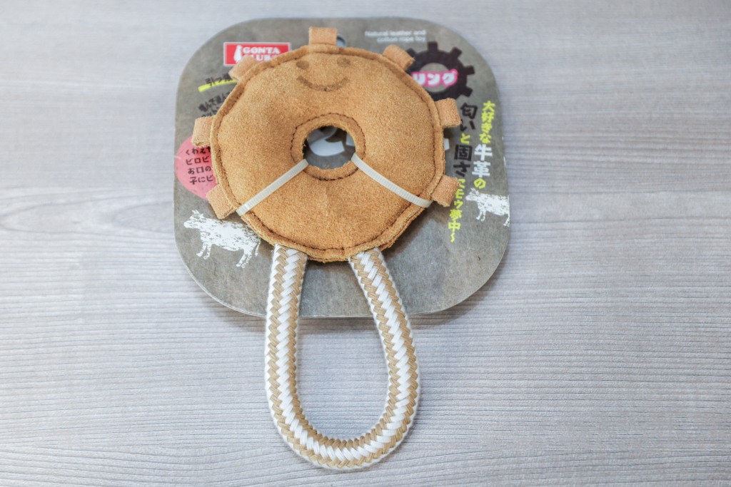 「GONTA CLUB Natural leather and cotton rope toy」(#樣本LT3)三價鉻超標,或令動物皮膚過敏。何家豪攝 「GONTA CLUB Natural leather and cotton rope toy」(#樣本LT3)三價鉻超標,或令動物皮膚過敏。何家豪攝