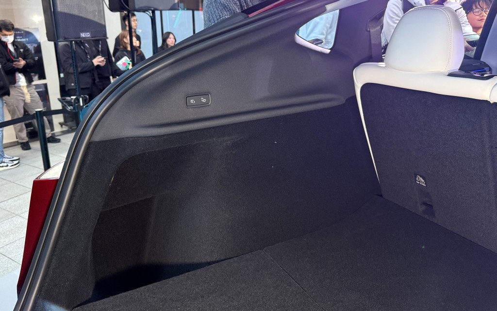 新款Tesla Model Y車尾箱旁設置電按鈕，可控制椅背作4/6式收摺。