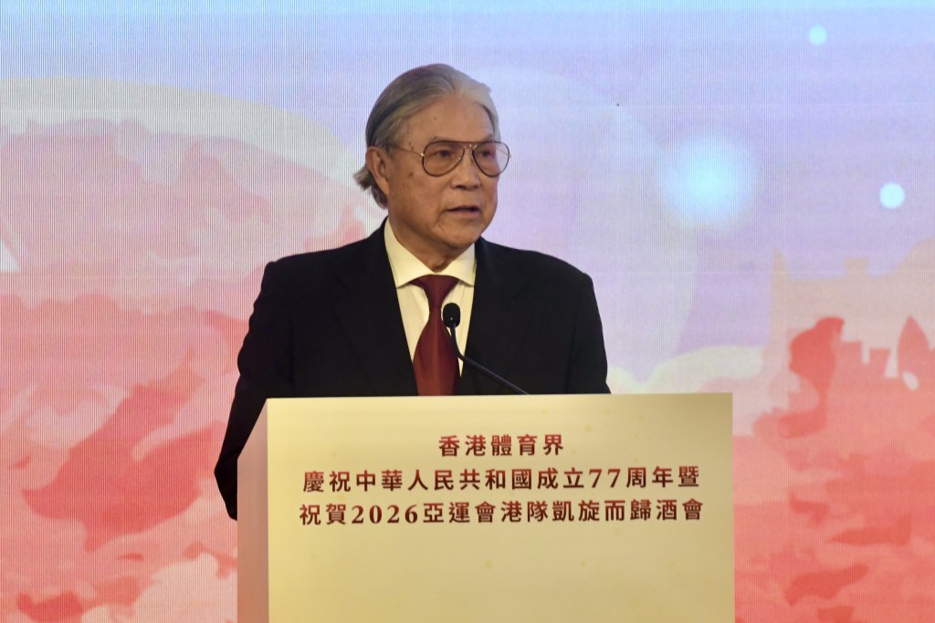 香港體育界慶祝中華人民共和國成立77周年酒會籌委會主席霍震霆在台上致辭。楊駿堯攝