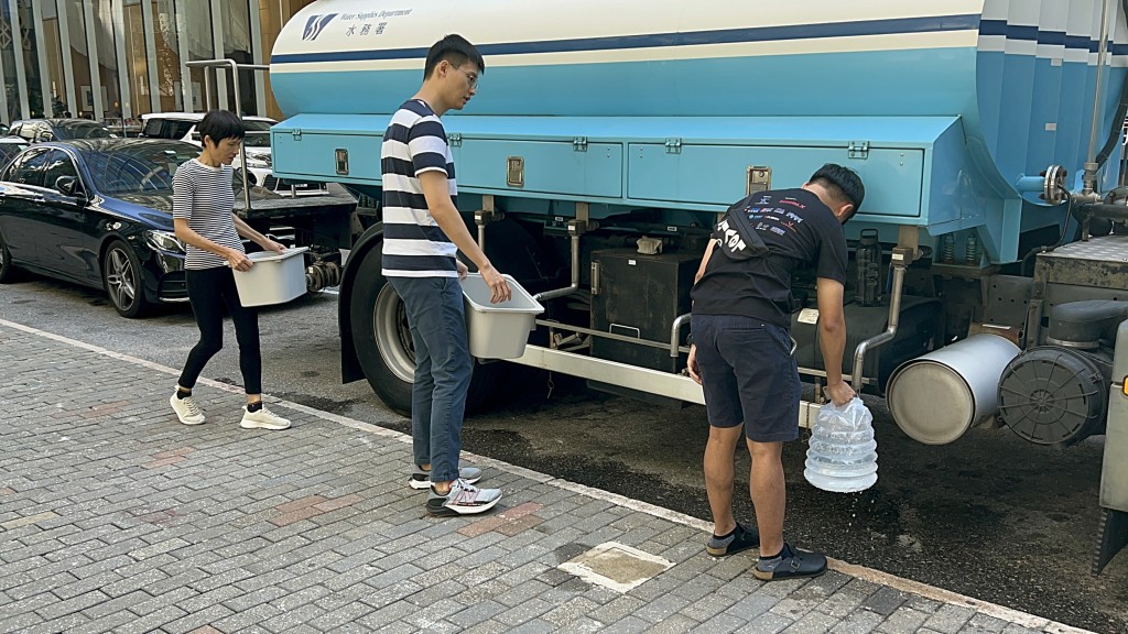 居民在水車取水。楊偉亨攝 居民在水車取水。楊偉亨攝