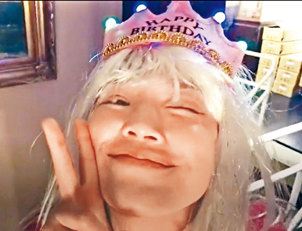 舒淇戴上白色假髮和皇冠,以公主造型慶祝生日。
