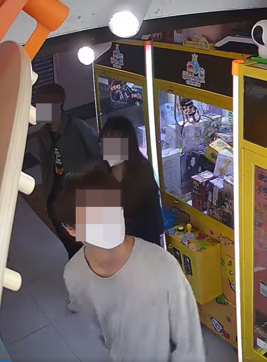 影片清晰看到當灰衣少年似爬入夾公仔機時，一隻手伸進夾公仔機內，並取走一盒玩具。