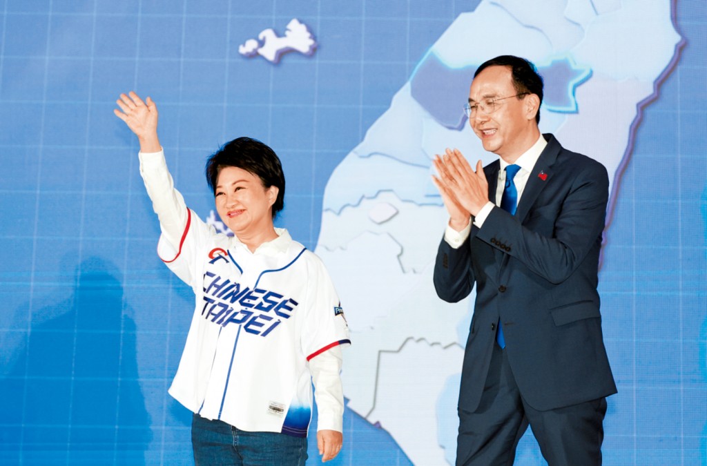 國民黨主席朱立倫（右）表態希望盧秀燕（左）接棒。