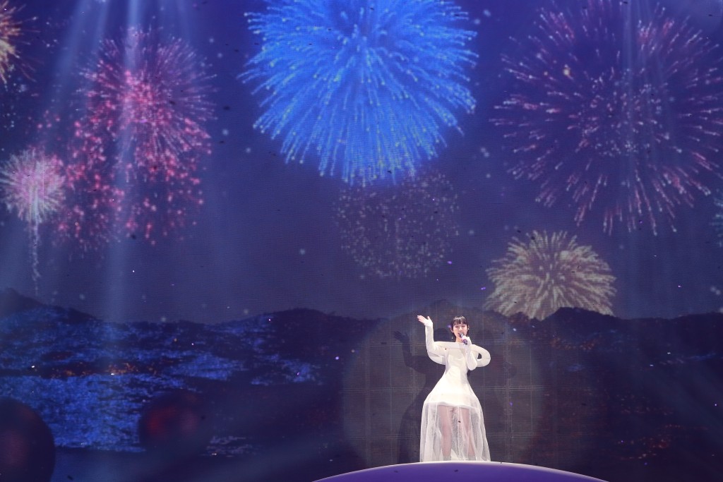 Gigi的演唱会以太空为主题，舞台以星海及星球作布置。