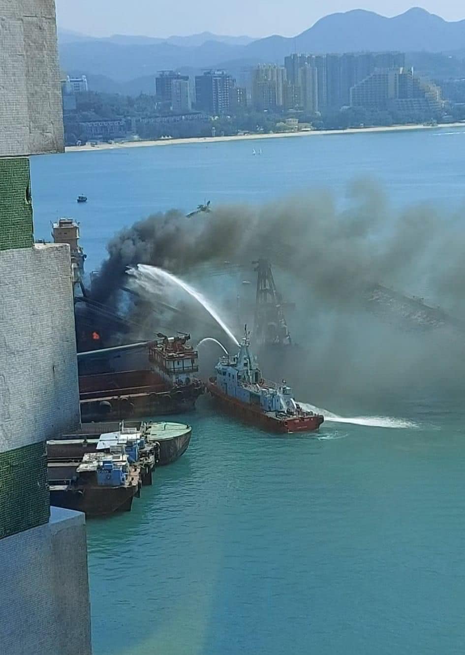 船舱位置冒出火舌。fb「香港突发事故报料区」网民Bosco Chu图片