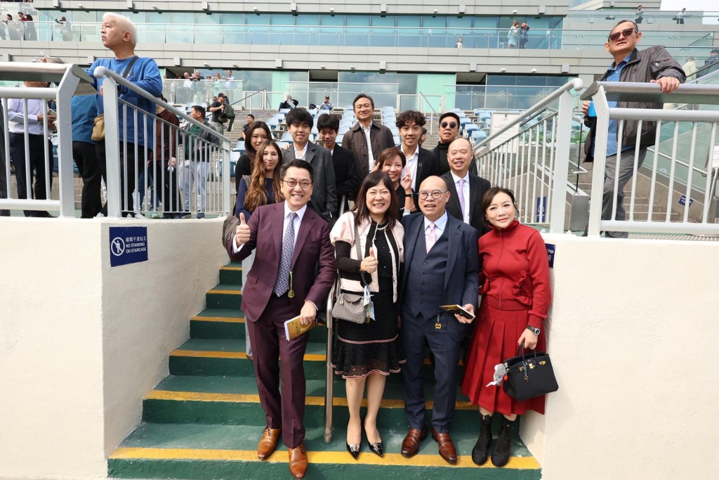 「笑盈喜」為何志豪伉儷 (前排左一及二) 帶來其2026年首場頭馬,為這對馬主夫婦帶來彌足珍貴的養馬體驗。 「笑盈喜」為何志豪伉儷 (前排左一及二) 帶來其2026年首場頭馬,為這對馬主夫婦帶來彌足珍貴的養馬體驗。