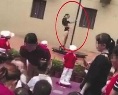 有家長反映在廣東深圳新沙薈幼兒園開學典禮中,存在鋼管舞表演節目。(網圖)