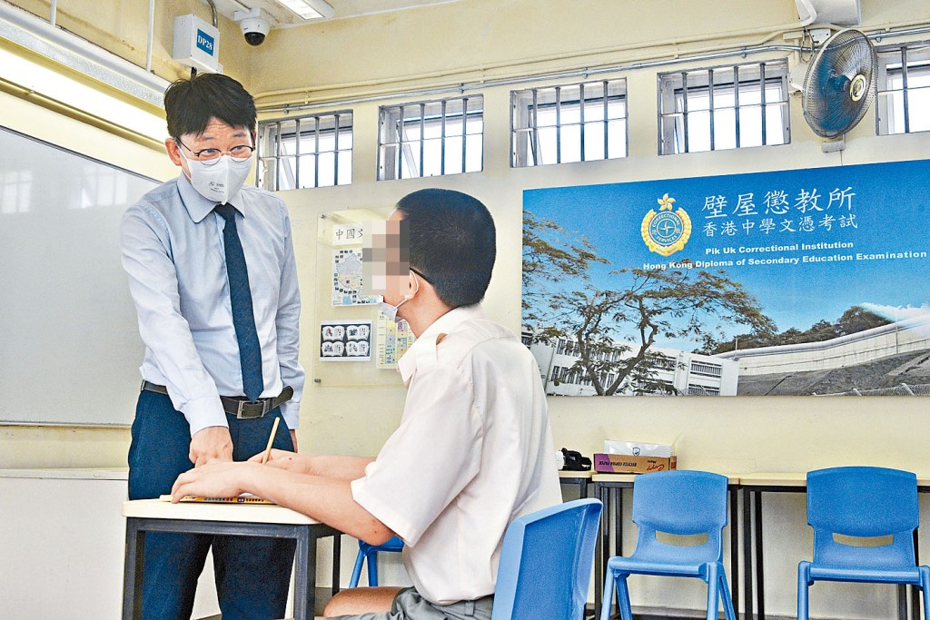 被判入壁屋懲教所的應屆DSE考生小傑(右),在陳翔老師悉心教導下考獲佳績。