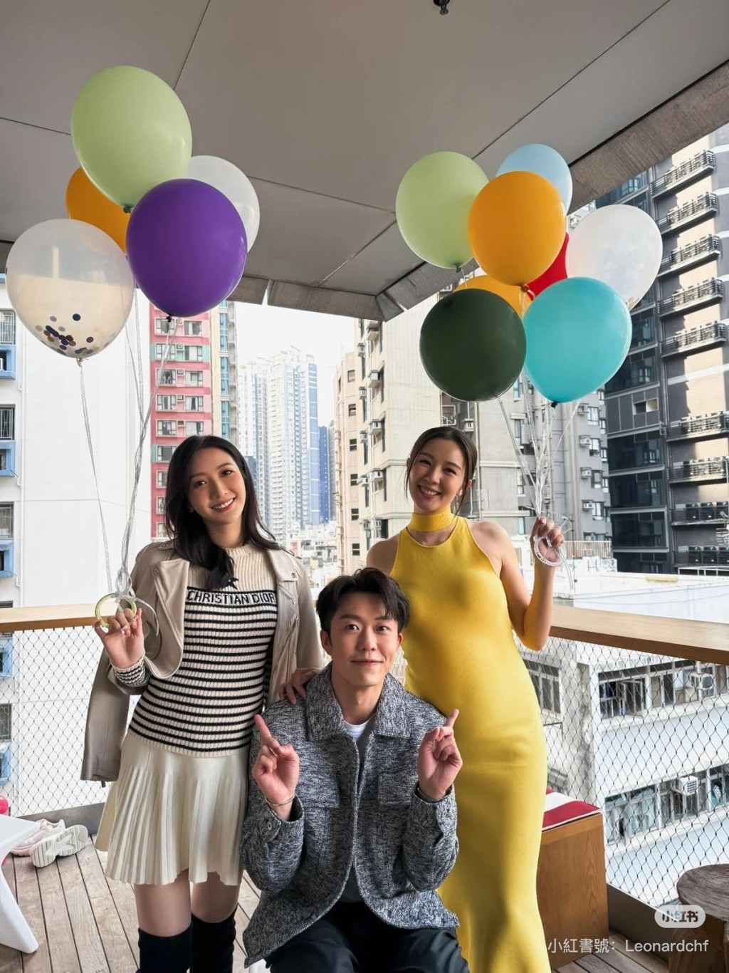 近日TVB娛樂新聞節目主持鄭衍峰在社交平台分享與兩位最美陀B媽媽合照。 近日TVB娛樂新聞節目主持鄭衍峰在社交平台分享與兩位最美陀B媽媽合照。