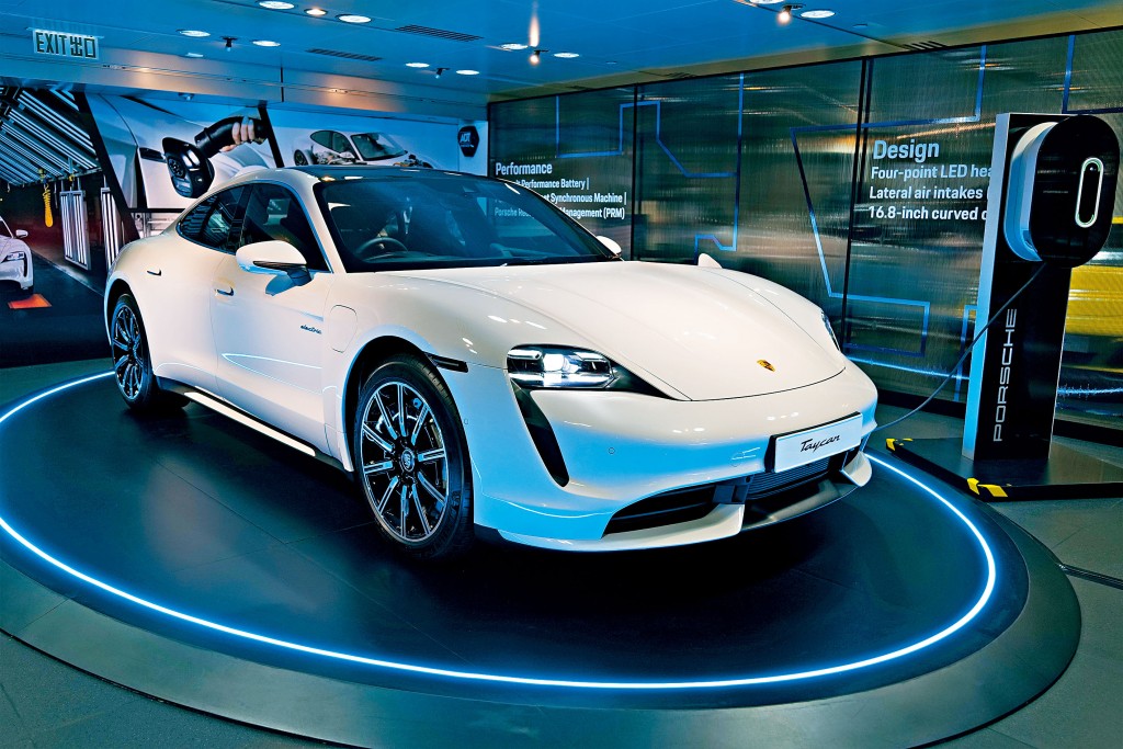 保时捷入门版Taycan配用79.2kWh锂电，配合后驱马达及两速波箱，马力408ps，0至100km/h加速5.4秒，WLTP续航力431公里，一般中速7kW充电则约需10小时。「一换一」车价落实为$873,038起，首批第四季交付。