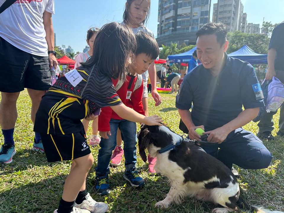 今年嘉年華亦添加了「狗狗遊戲區」。香港警察fb