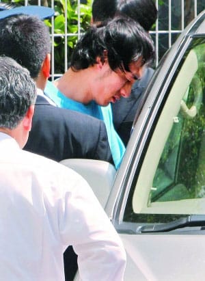 草間的大前輩、現已退社的SMAP前成員草彅剛，於2009年亦曾因酒醉裸露而惹禍。