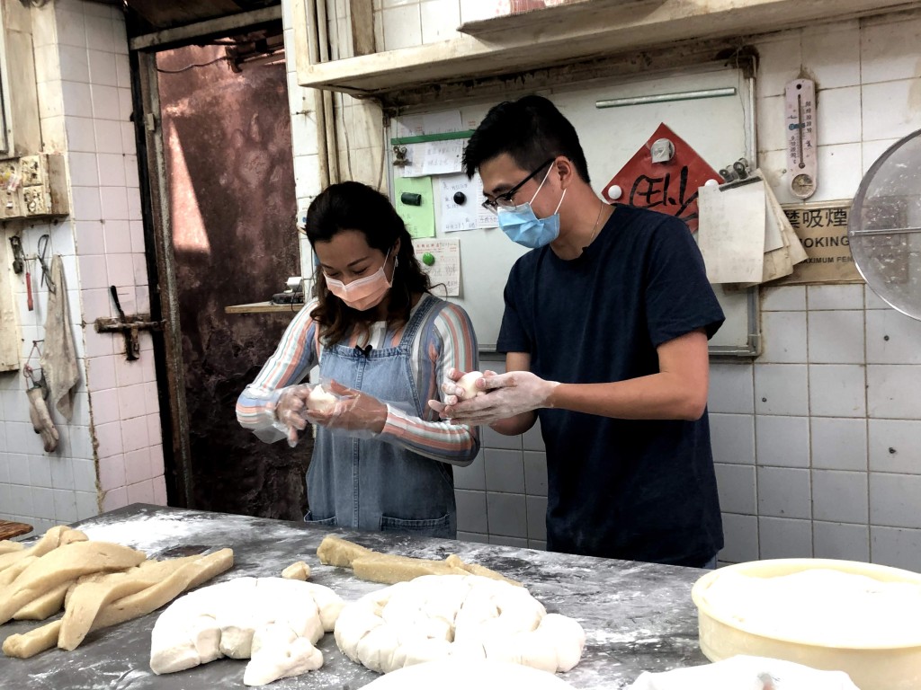 自嘲廚藝一般的Lulu第一次跟包店老闆學做平安包。