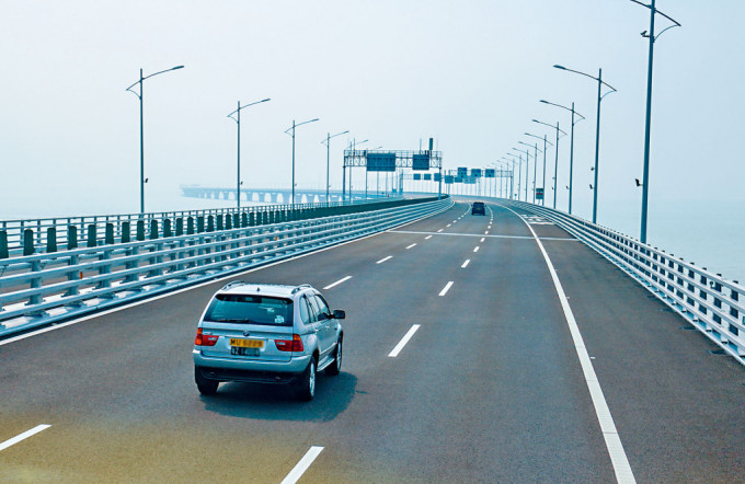港珠澳大桥由9月29日零时零分至10月6日午夜12时，将实施小型客车免费通行政策。资料图片