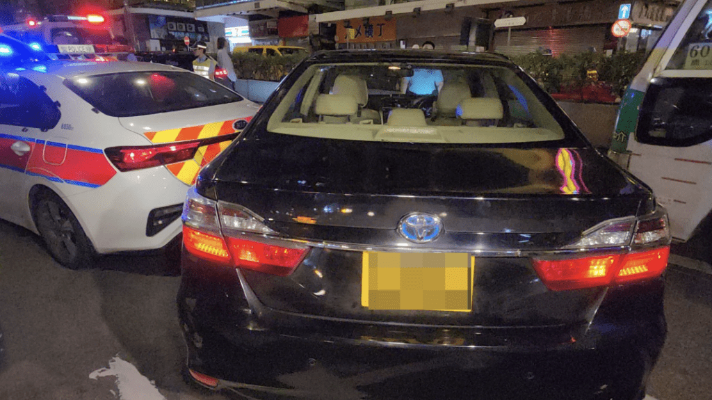 私家車如「碰碰車」般先後撞向後方的警車、兩輛私家車及一輛紅色小巴。黎志偉攝