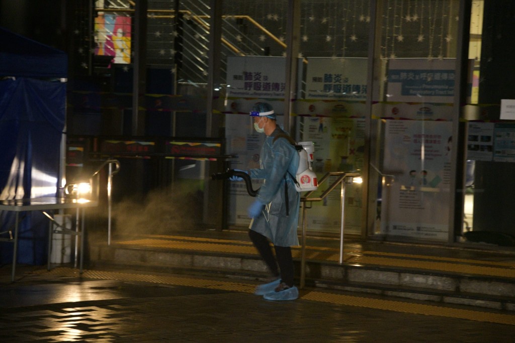 內地專家組人員視察火眼實驗室。