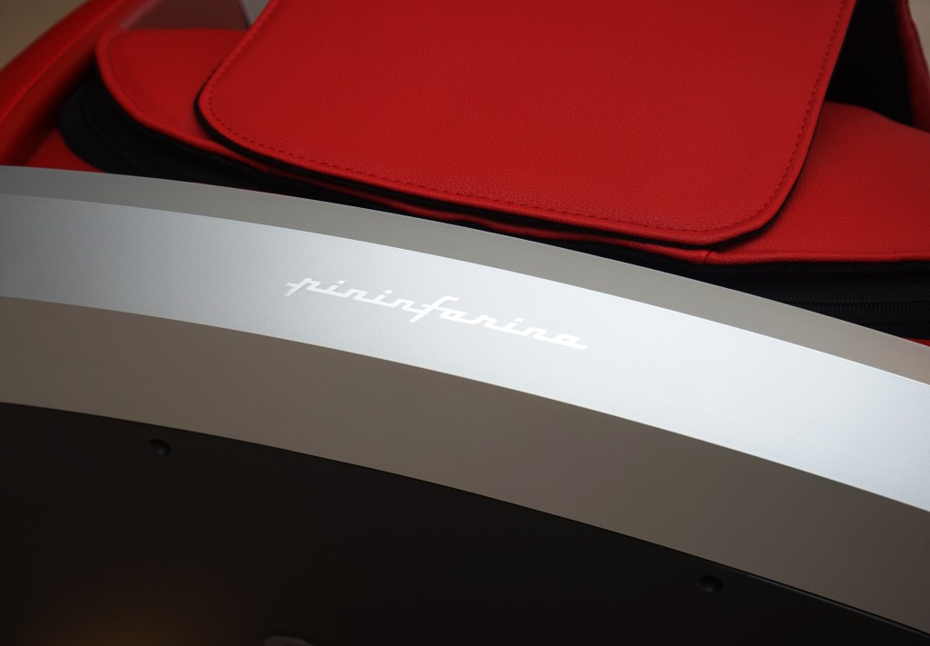 椅背印有Pininfarina的品牌Logo。