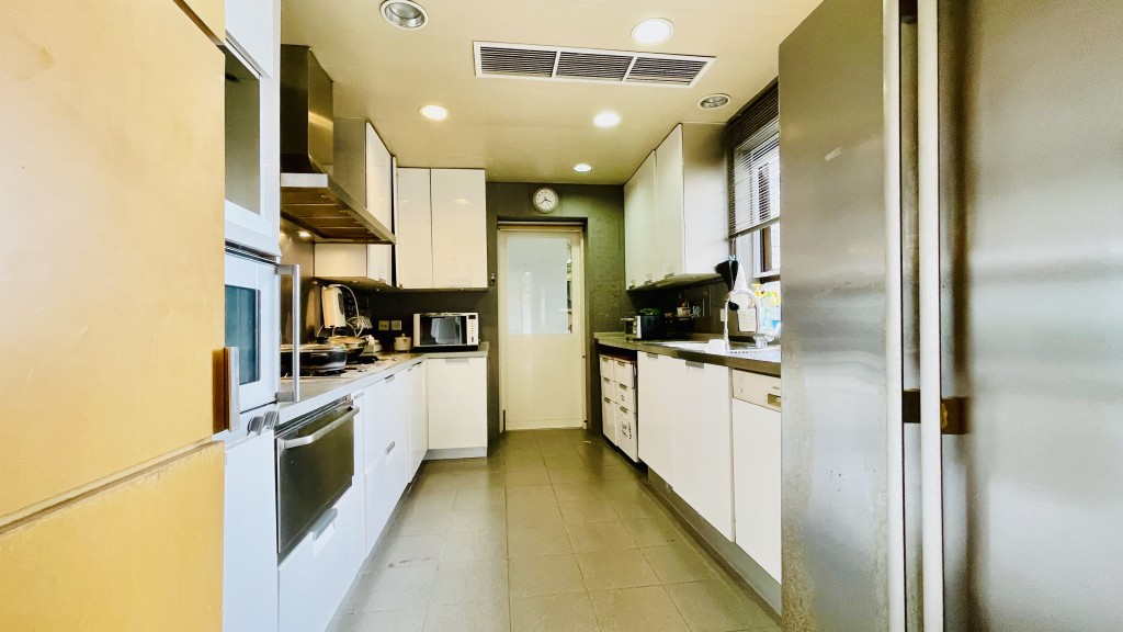 廚房置有多組儲物櫃收納家具，並配備齊全的煮食設備。