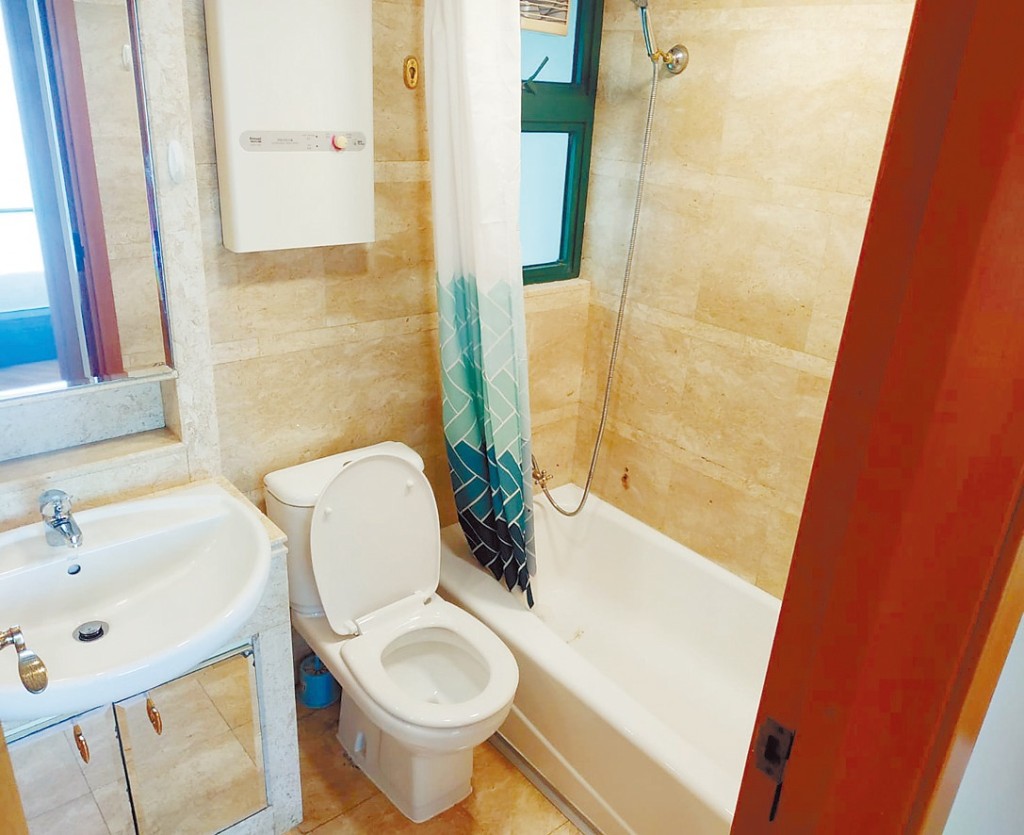 浴室設有浴缸設備，讓住戶可浸浴放鬆。