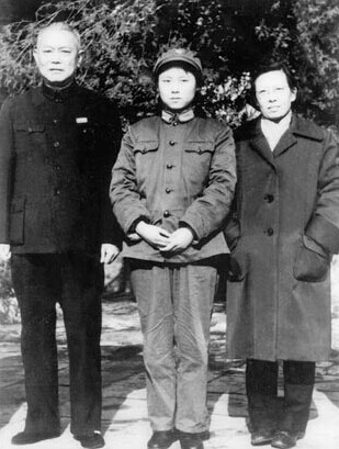 刘亚洲妻子李小林与父母合照。