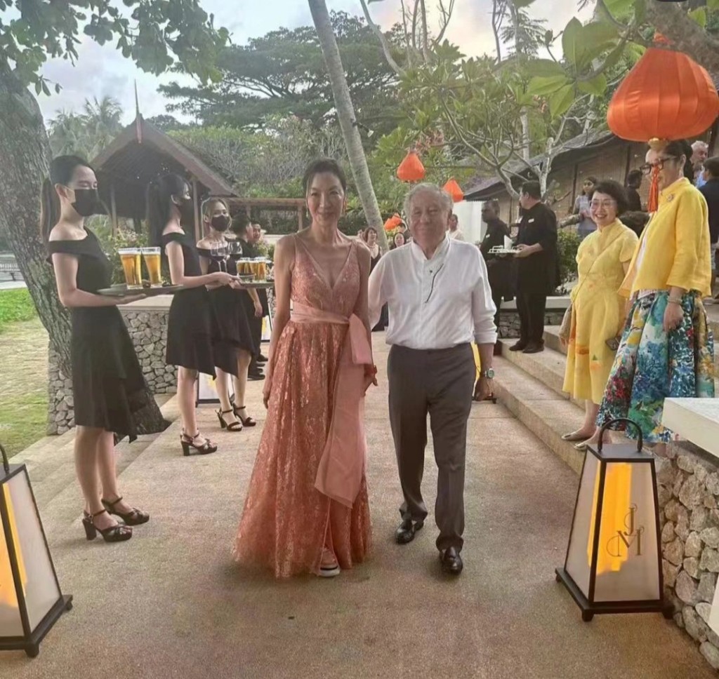 61岁金像影后杨紫琼与年长17岁的法拉利前总裁尚陶德（Jean Todt）去年7月已正式成为夫妇。