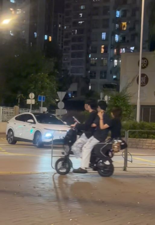 電動單車上3人均沒佩戴頭盔及其他防護裝備。fb車cam L（香港群組）片段截圖