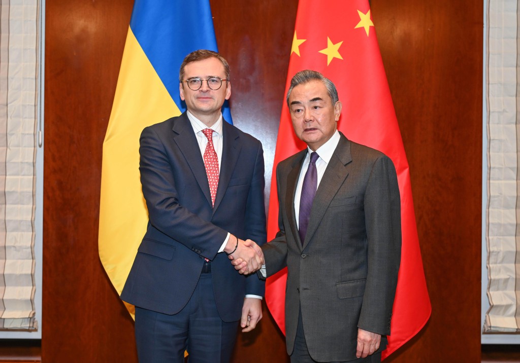 外交部長王毅在出席慕尼黑安全會議期間應約會見烏克蘭外長庫列巴。（新華社 )