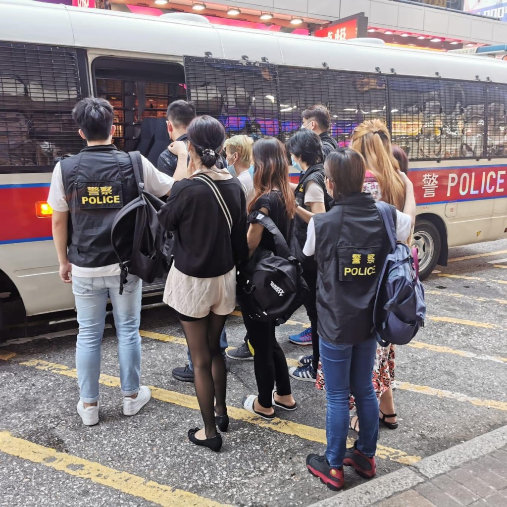 警方於旺角進行反罪惡巡邏及反三合會行動。警方圖片