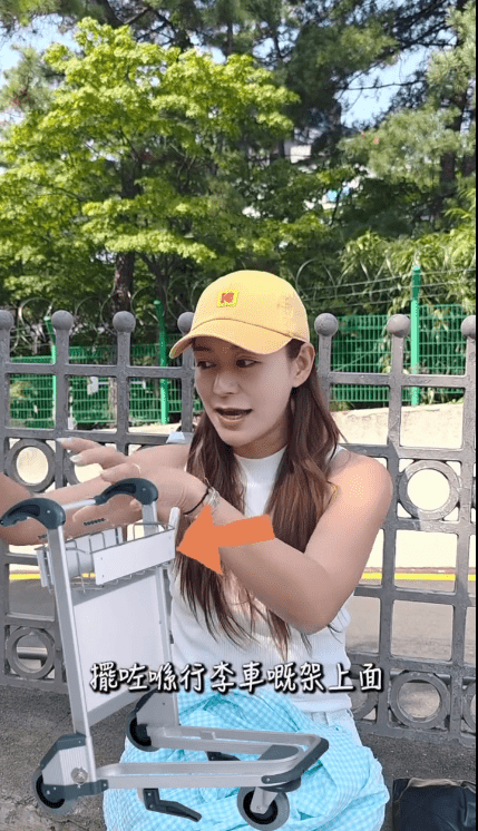 江若琳示範當時將手袋隨手放在行李車上，便轉身去了洗手間。