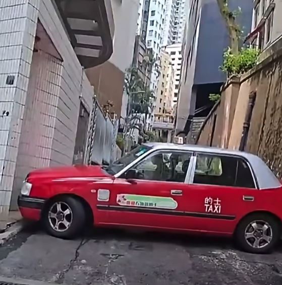 的士只能稍為駛前或倒後。fb「車cam L（香港群組）」影片截圖