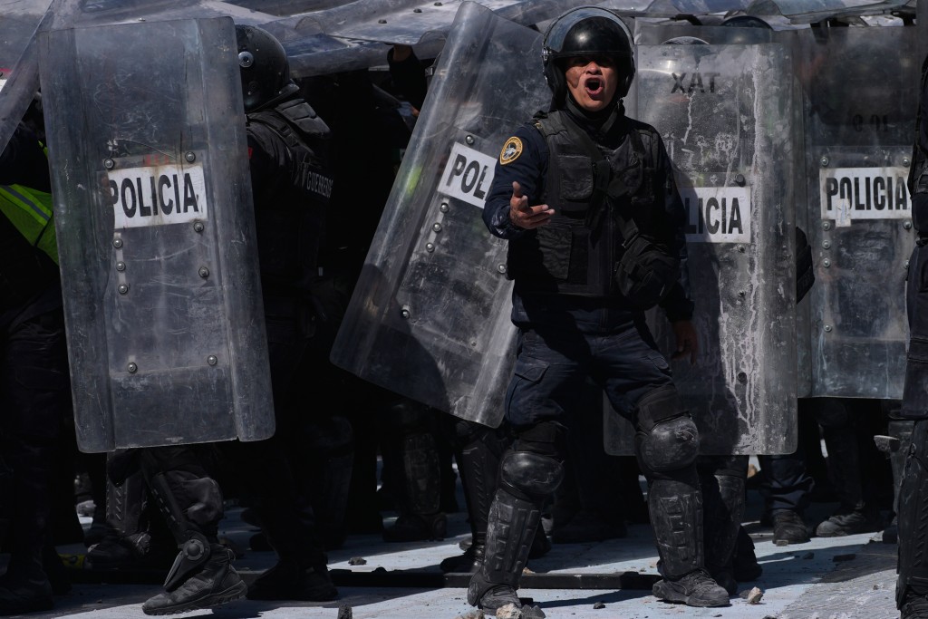 事件造成最少120人受傷,其中100名為警員、40人需送院。美聯社 事件造成最少120人受傷,其中100名為警員、40人需送院。美聯社