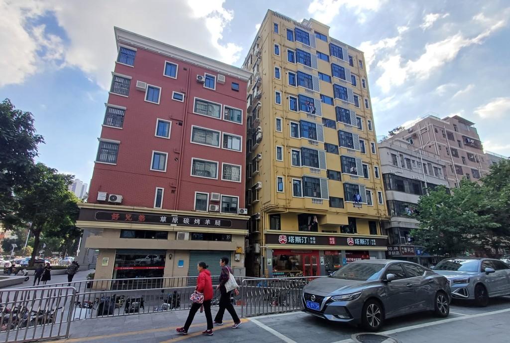 「易X仁家政服務部」位於深圳福田區新洲南村一幢黃色外牆的大廈一單位。 陶法德攝