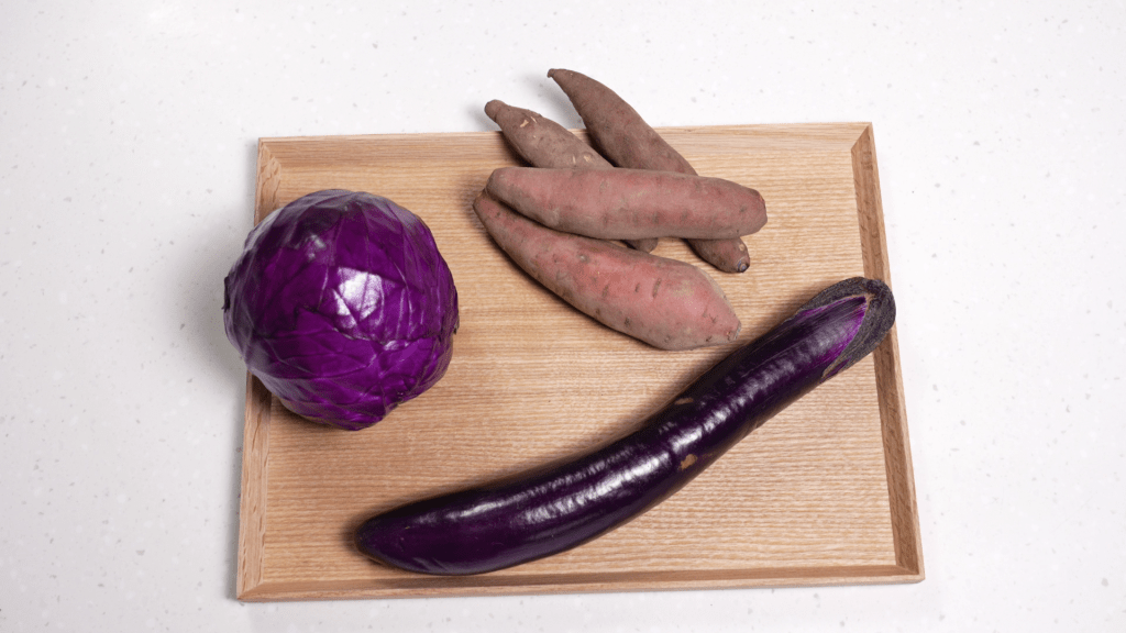 常見的紫薯、紫椰菜、茄子等都是紫色、深色食物，普遍鐵質含量高，又可改善身體血糖上的胰島素的敏感程度，預防一些代謝性症病。