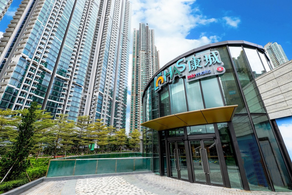 港鐵在擴展鐵路網絡的同時,亦建構以鐵路為軸心的社區,日出康城便是近年的一個例子。 港鐵在擴展鐵路網絡的同時,亦建構以鐵路為軸心的社區,日出康城便是近年的一個例子。