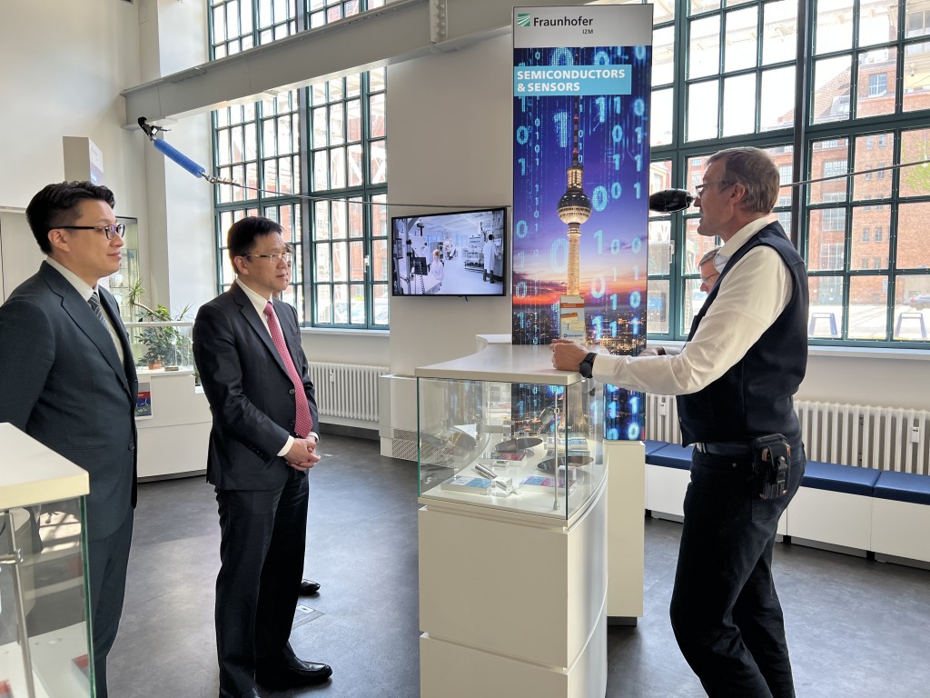 孙东（左二）参观德国微电子研究院。政府新闻处图片