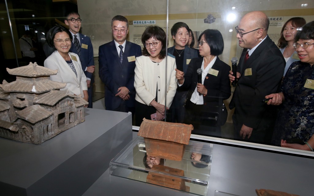 「同一屋簷下：嶺南傳統建築源流與藝術」展覽昨日（十二月十二日）正式開幕。圖示中國文物交流中心主任譚平（左三）、發展局局長甯漢豪（左四）、廣州市文化廣電旅遊局副局長歐彩群（左一）、和澳門特別行政區政府文化局局長梁惠敏（左五）參觀展覽。