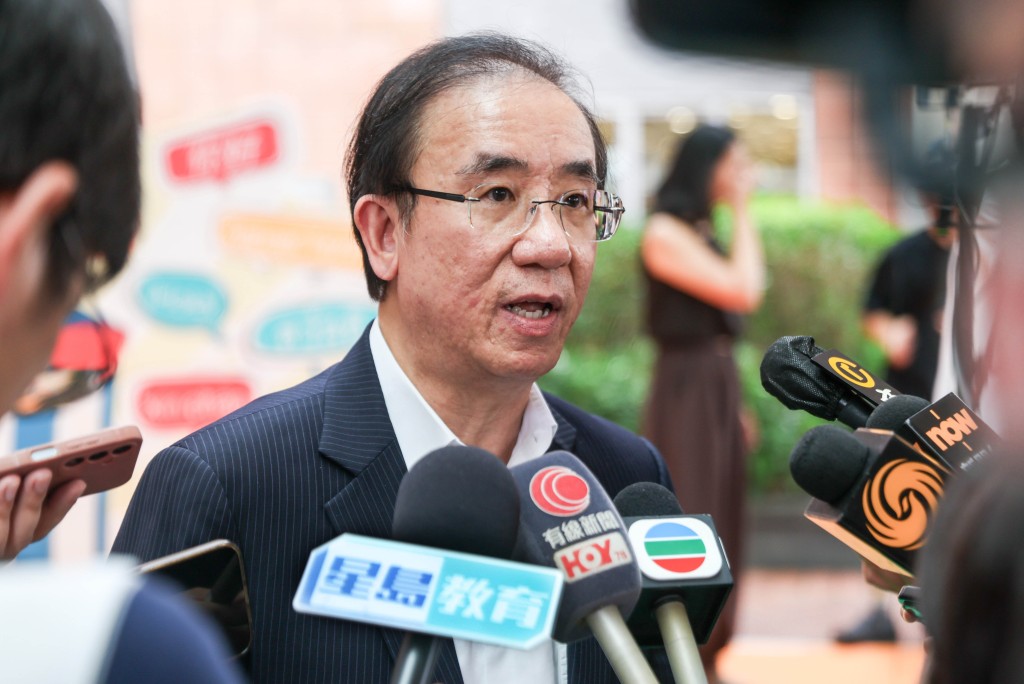 嚴志堅指港大有條件吸納更多高水平學生,但直言校園已見飽和。何家豪攝 嚴志堅指港大有條件吸納更多高水平學生,但直言校園已見飽和。何家豪攝