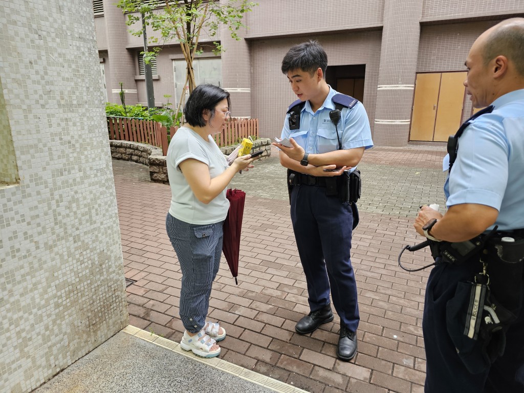 單位女戶主接受調查。