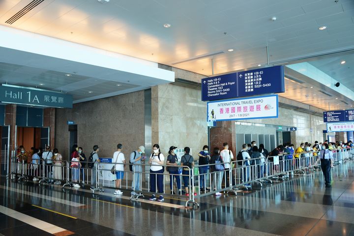 在2021香港國際旅遊展會場外面，有長長的人龍等候進場。