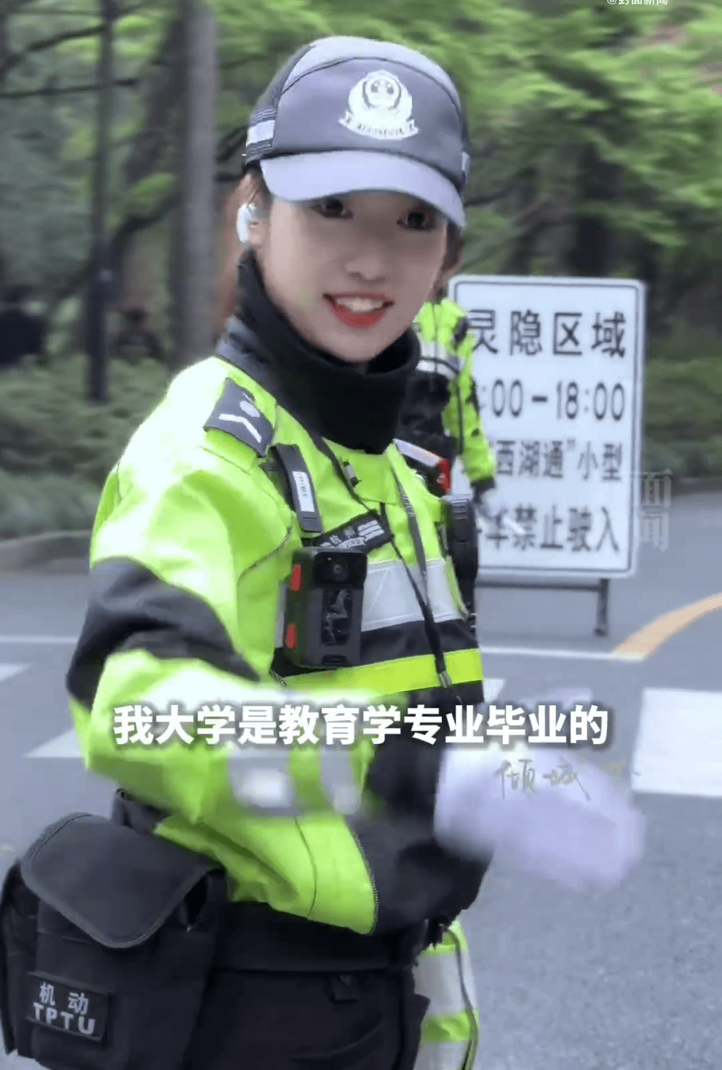 李语蔚执行交通疏导和劝导工作时，她以和蔼可亲的态度与民众沟通，使得路过的市民和游客感到温馨。