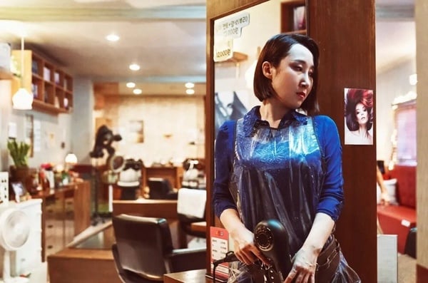 金國熙飾演銘日綜合商場天使髮廊老闆娘洪成華，擁有透視能力，代號「羅州」。