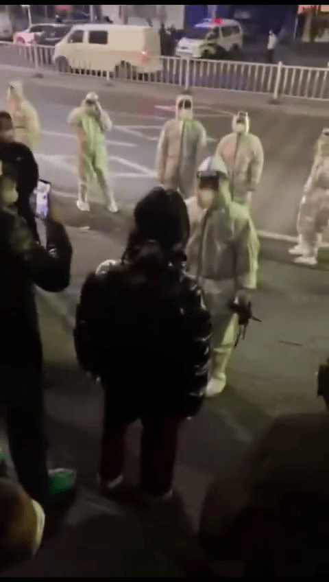 網傳蘭州民眾就事件走上街頭與警方對峙。