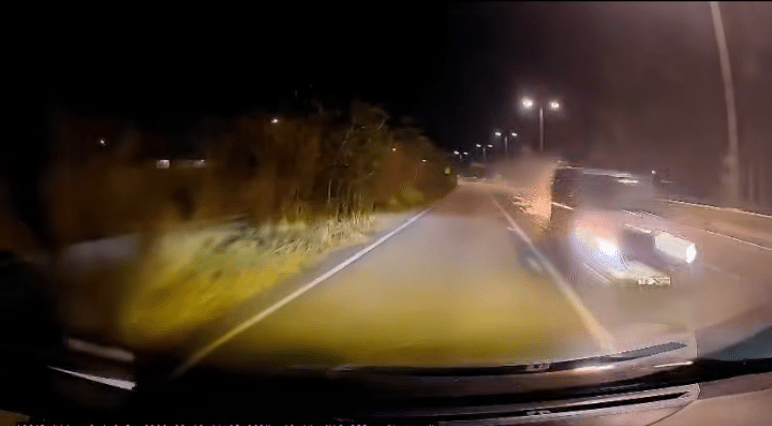 從「前cam」畫面可見，逆線車輛速度不慢，片主反應迅速，立即向左扭軚切入中線避開。
