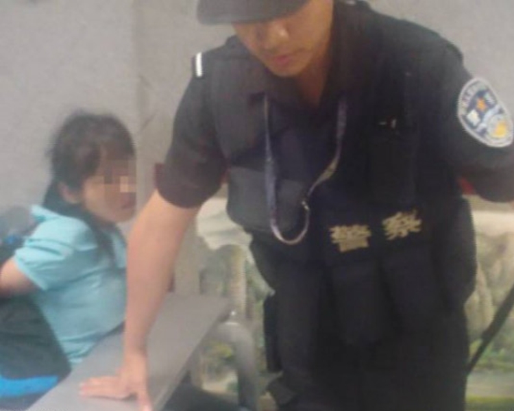 警員叫她不要爆粗。