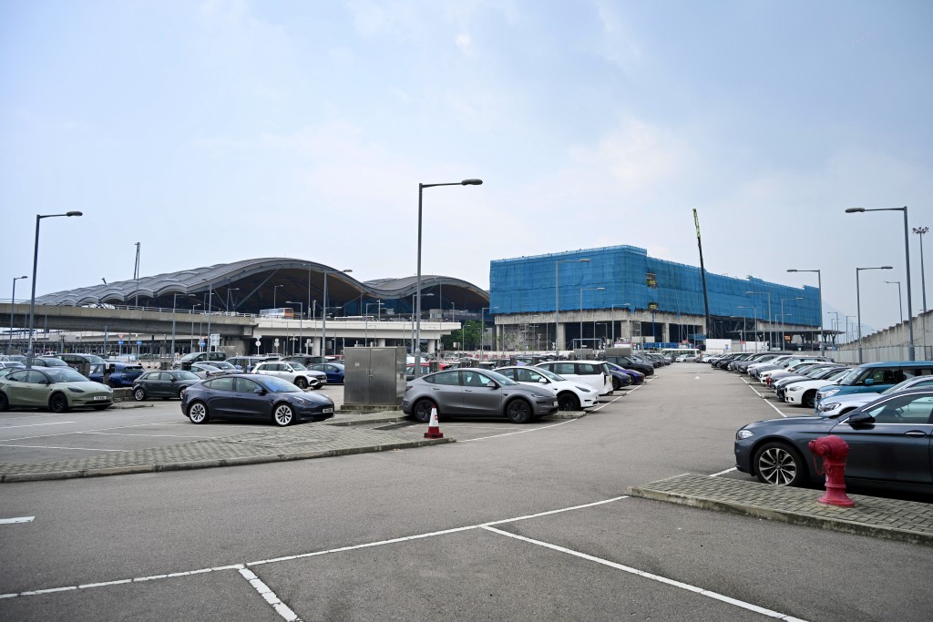口岸停車場將啟用約1,800個泊位的轉機停車場,提供24小時自動化停車及送機/接機服務。資料圖片 口岸停車場將啟用約1,800個泊位的轉機停車場,提供24小時自動化停車及送機/接機服務。資料圖片